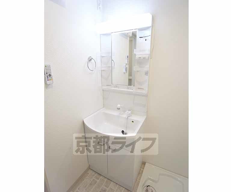 洗面設備　嬉しいシャンプードレッサー付きです！