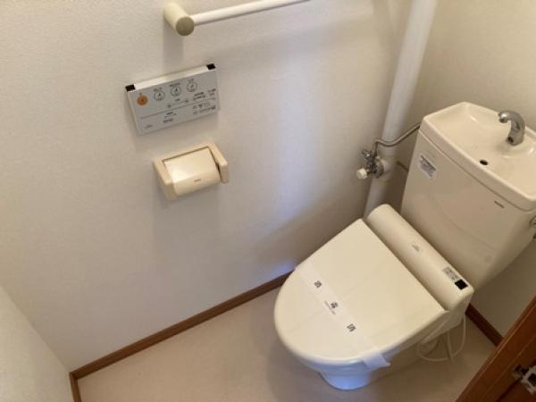 地下鉄東西線 大谷地駅 徒歩10分 2階建 築43年のトイレ写真