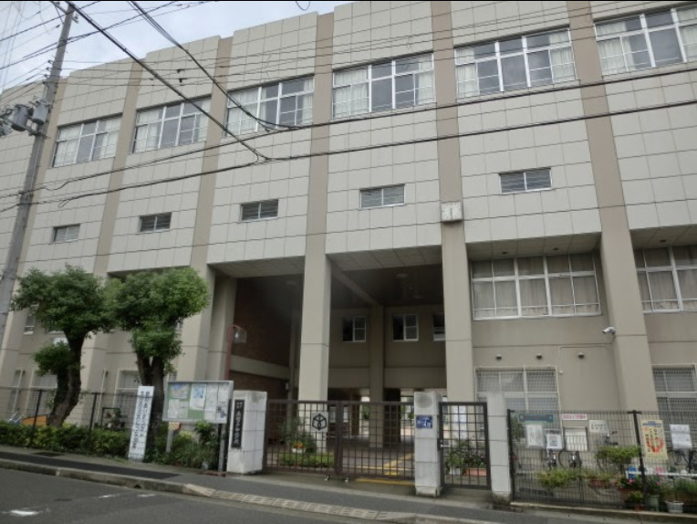 中学校　神戸市立 烏帽子中学校（中学校）まで473m