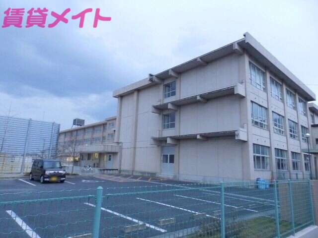 小学校　四日市市立八郷小学校（小学校）まで705m