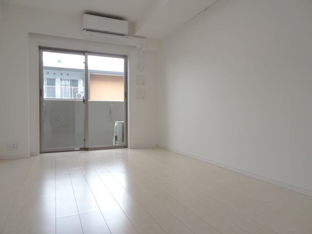 居室・リビング　８．６帖の洋室。白を基調にしていて明るい雰囲気のお部屋です。