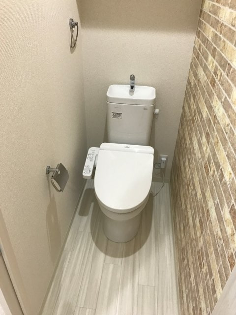 トイレ　温水洗浄便座付きのトイレです♪