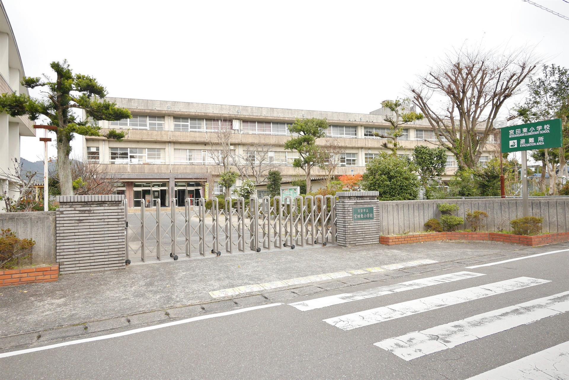 中学校　宮若東中学校（中学校）まで1300m