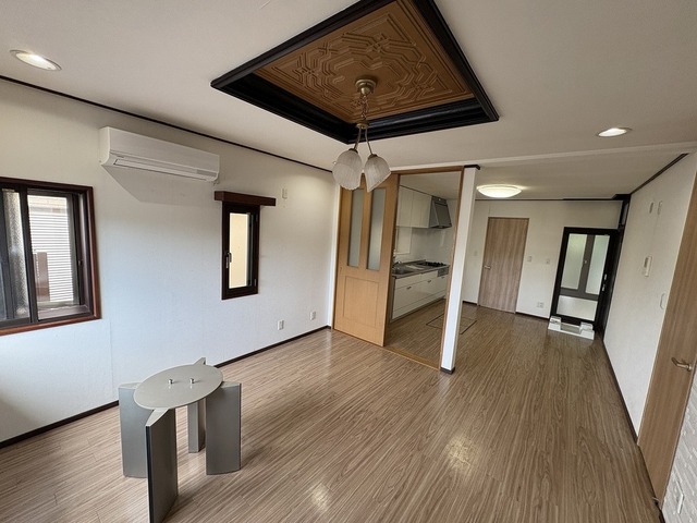 新吉田東1丁目戸建の居間写真