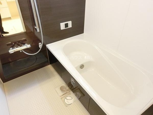 バス・シャワールーム　浴室乾燥機、追焚機能付の広々バスルーム！
