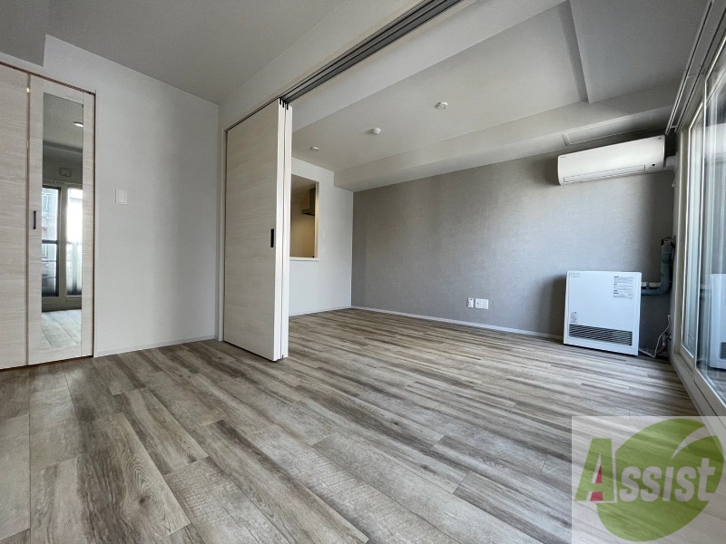 その他部屋・スペース　寝室はこちらです。光が差し込む、温かみのあるお部屋です。