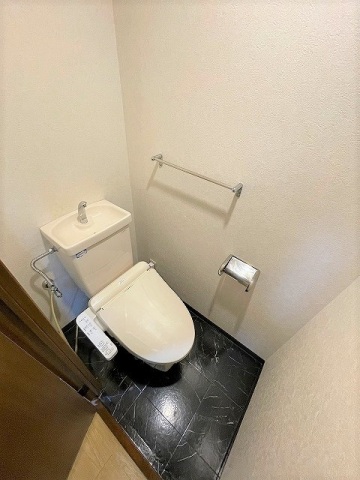 地下鉄空港線 中洲川端駅 徒歩13分 11階建 築35年のトイレ写真
