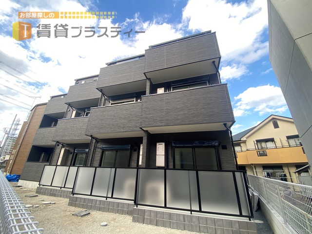 建物外観　前面が、駐車場で日当たりも大丈夫です。