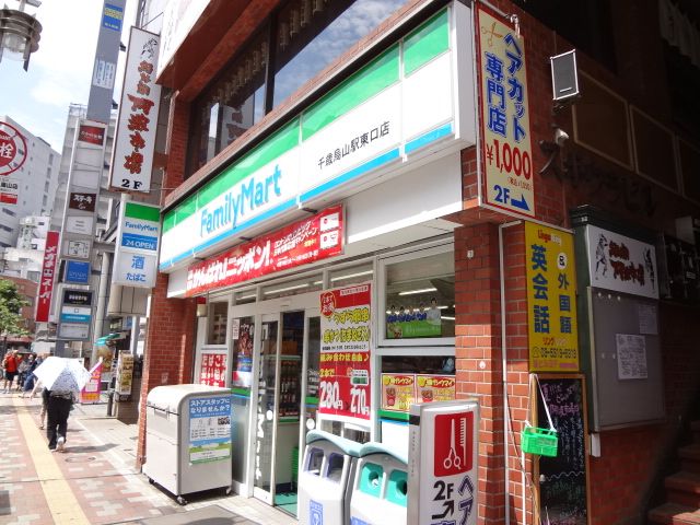 コンビニ　ファミリーマート（コンビニ）まで324m