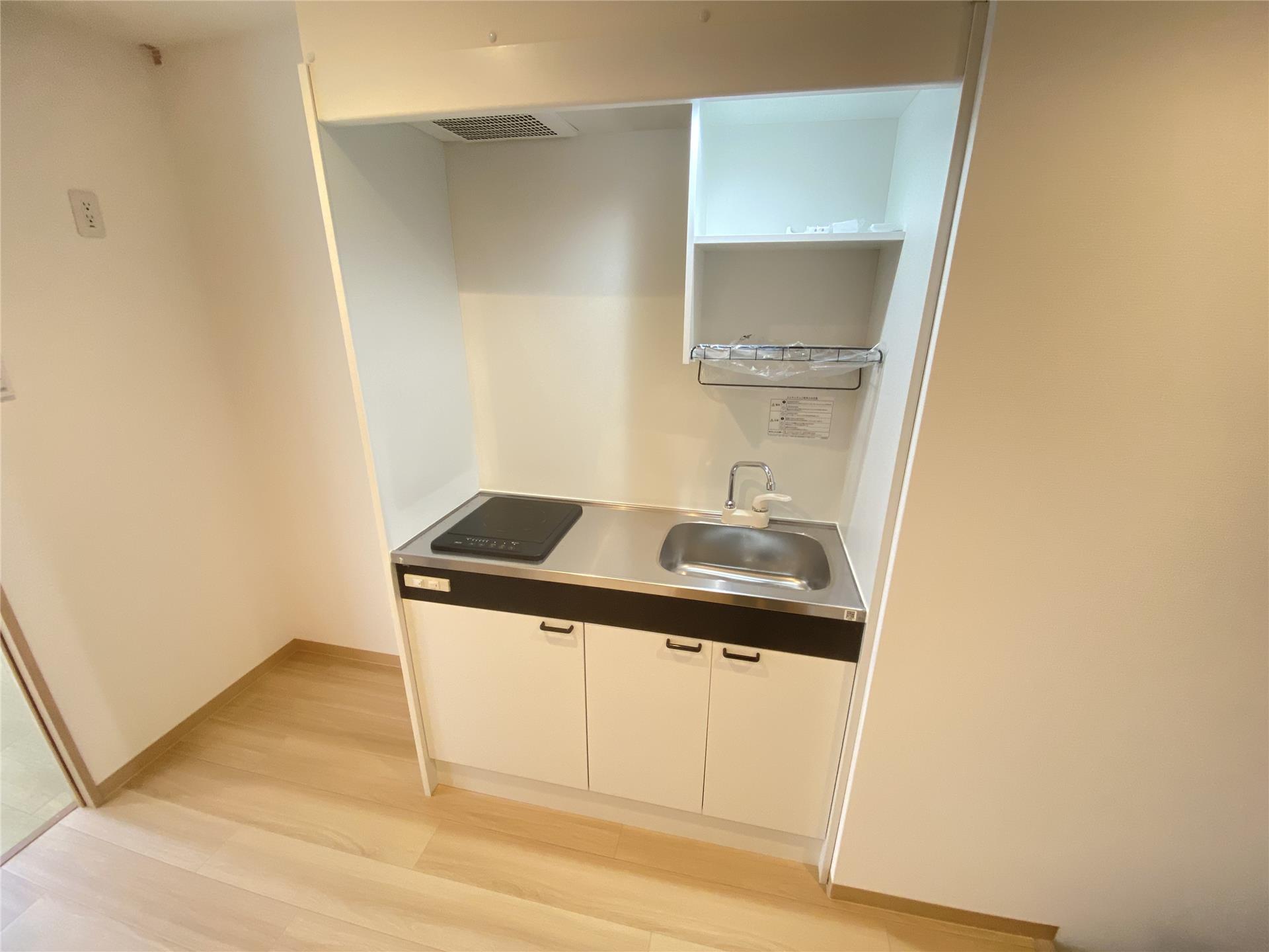 キッチン　上部に棚があり調理器具もすっきり収納可能なキッチンです。