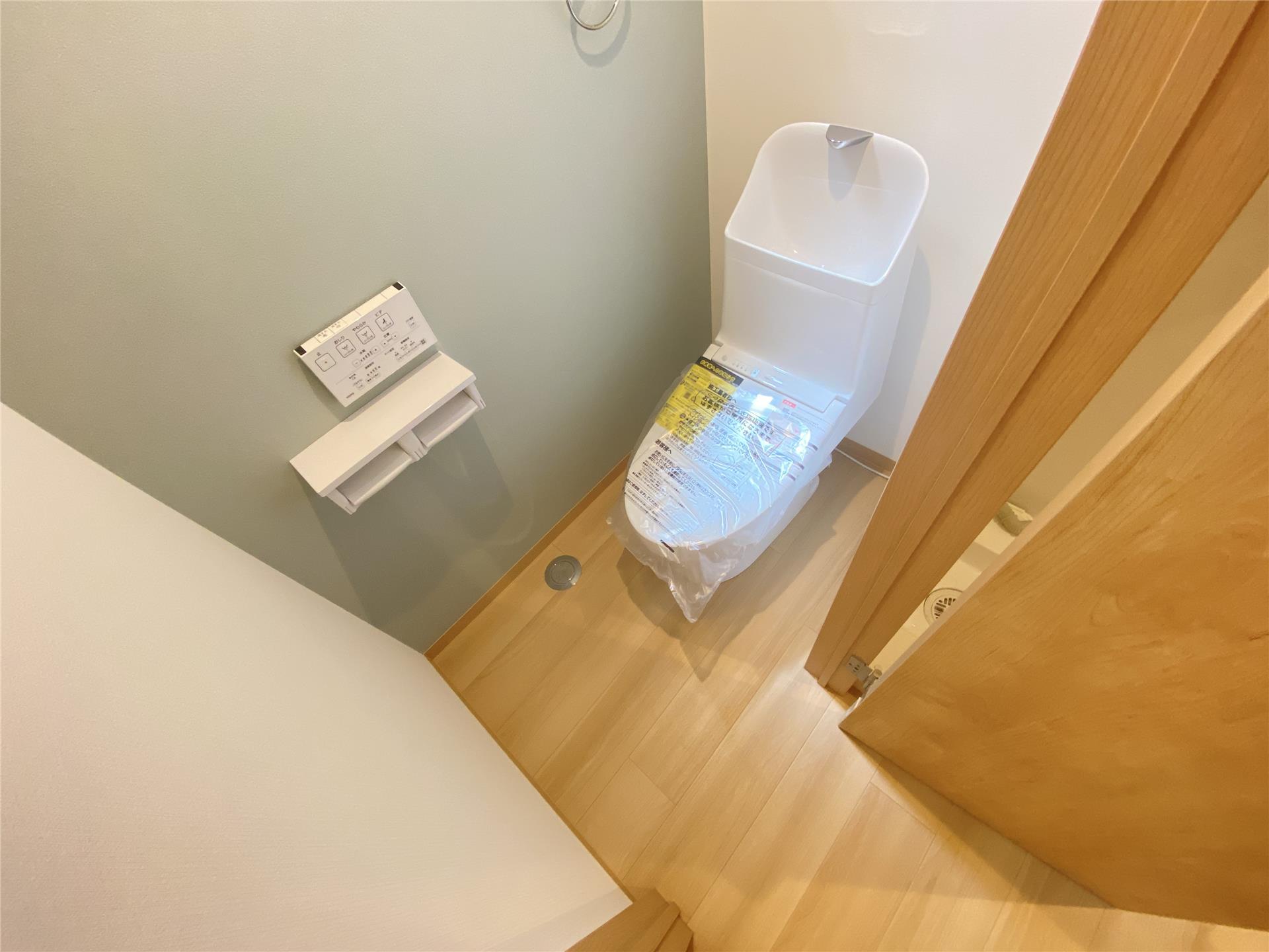 トイレ　温水洗浄便座付き！お掃除楽々な洋式トイレです♪