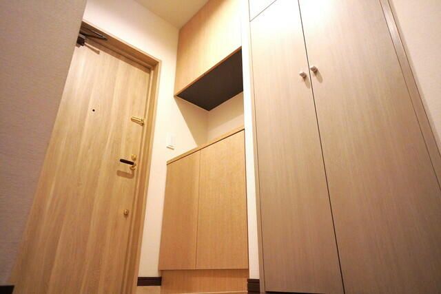 玄関　■モニタ付インターホン■ディンプルキー■2重鍵■ダウンライト