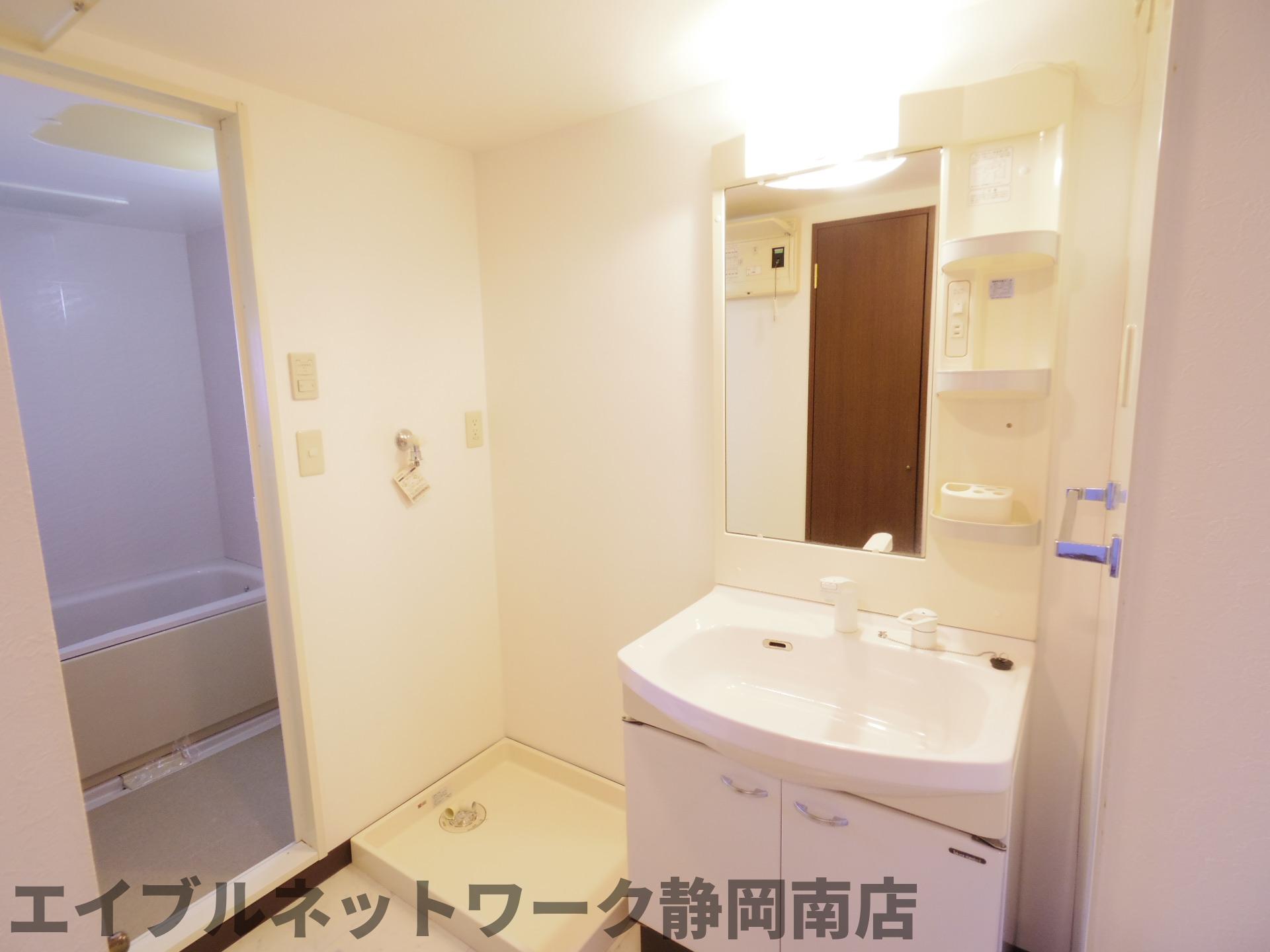 洗面設備　明るい洗面所です