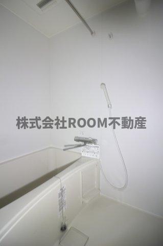 バス・シャワールーム　コンパクトで使いやすいお風呂です 外観もきれいです
