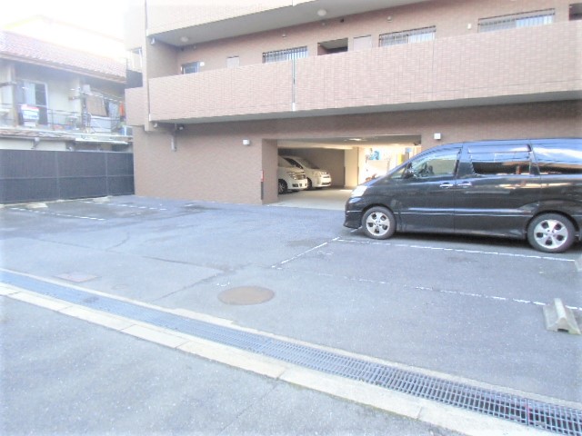 駐車場　敷地内駐車場完備・月額：１１０００円です☆