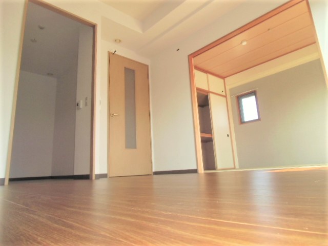 その他　お洒落な独立キッチン完備の明るいリビングです☆