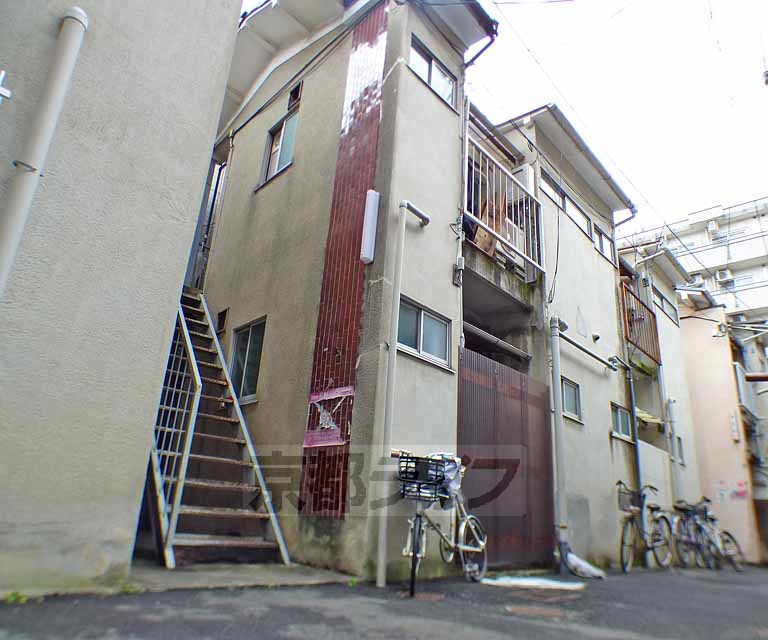 京都市左京区田中南西浦町のアパートの建物外観