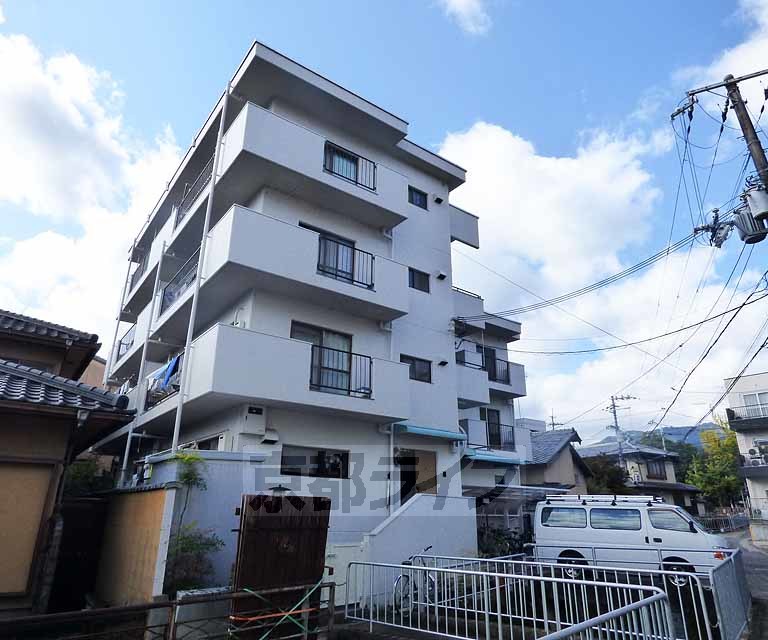 京都市右京区嵯峨天龍寺瀬戸川町のマンションの建物外観