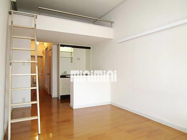 居室・リビング　天井が高く、開放感のあるお部屋