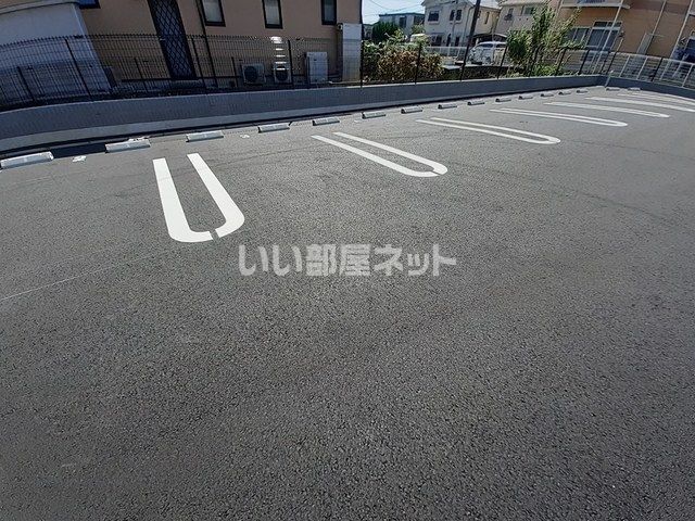 【姫路市御立中のアパートの駐車場】