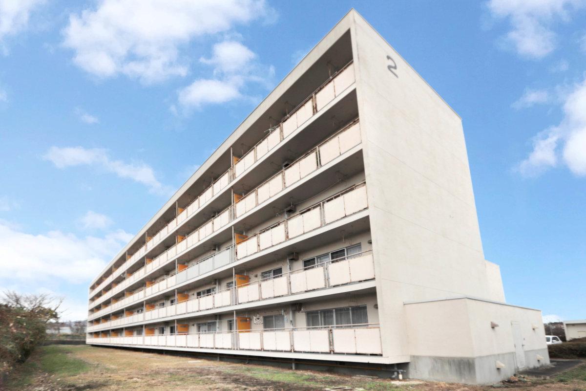 【花巻市松園町のマンションの建物外観】