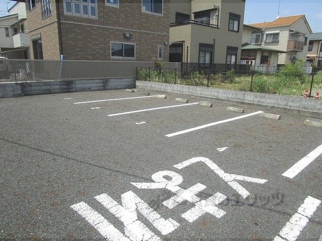 【草津市野村のアパートの駐車場】