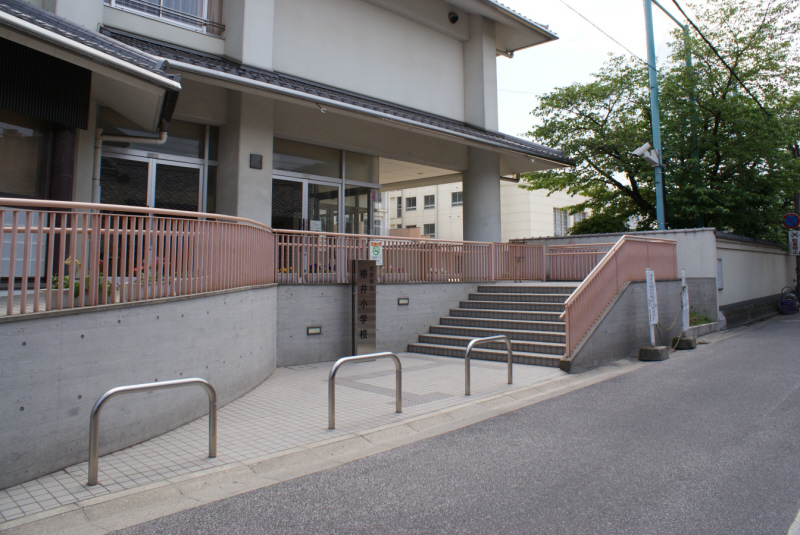 【奈良市油阪町のマンションの小学校】