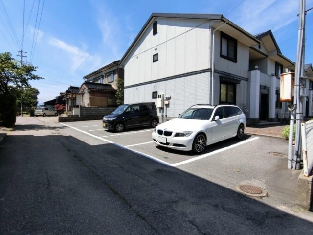 【高岡市長慶寺のアパートの駐車場】