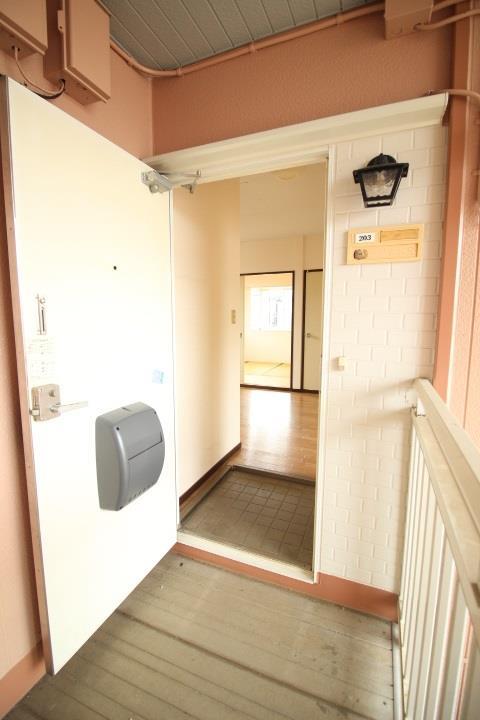 玄関　ライトで照らせます★