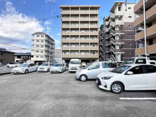 【高知市北久保のマンションの建物外観】