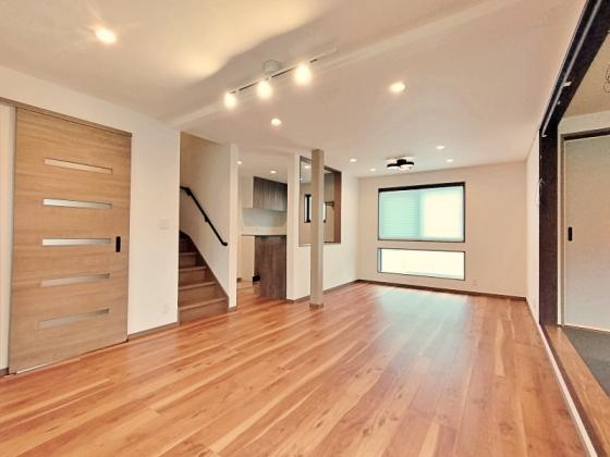 居室・リビング　リビングは広々としていて床暖房付！