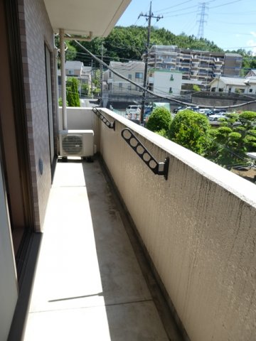 バルコニー　陽当り良好の広々バルコニーで洗濯物も沢山干せて良く乾きます♪