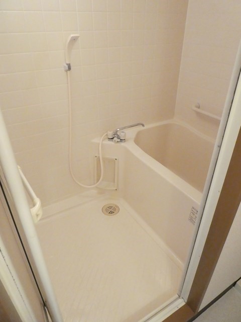 バス・シャワールーム　お風呂は広々としていて手すりもあり、高齢者の方も安全です♪