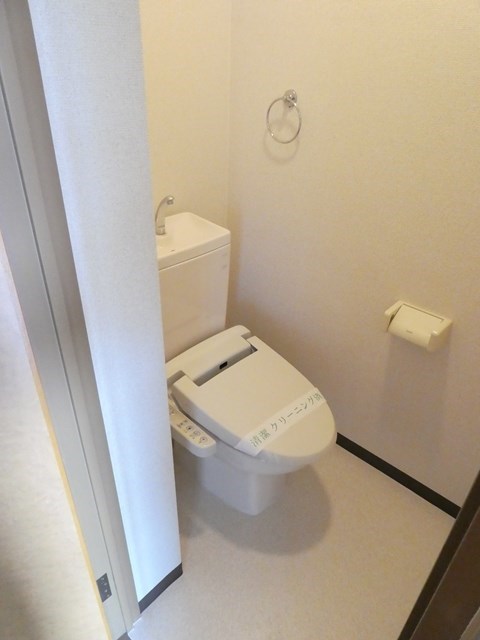 トイレ　温水洗浄便座付きのトイレです♪
