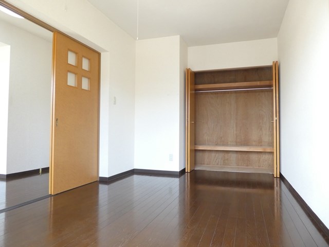 収納　バルコニー側からの洋室7.6帖です。クローゼット付きです♪