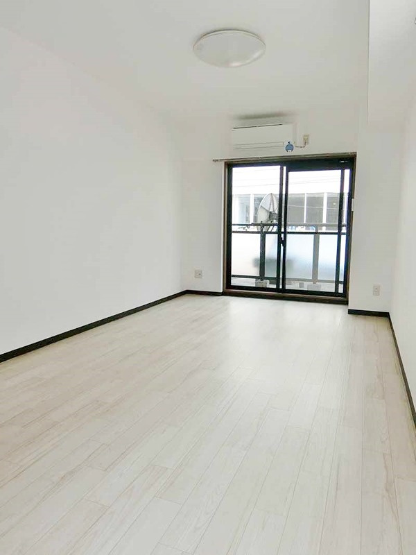 居室・リビング　床材張替え中　暗めの茶系になります