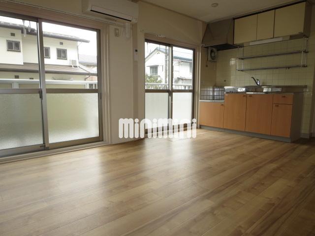 居室・リビング　リビングに窓が二箇所御座いますので明るいです。