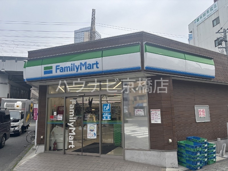 コンビニ　ファミリーマート京橋駅西店（コンビニ）まで293m