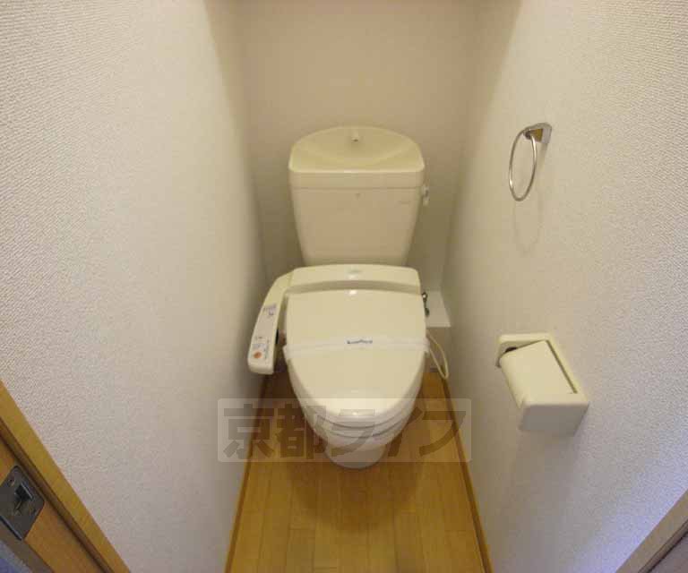 トイレ　嬉しいウォシュレット付きです。