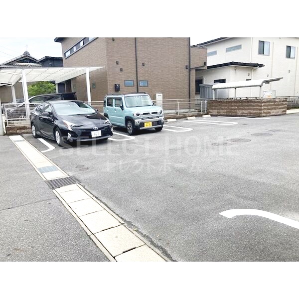 駐車場　駐車場があるので、車を買う予定の方も安心です