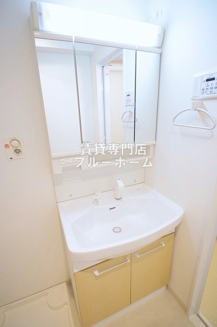 洗面設備　三面鏡独立洗面台！