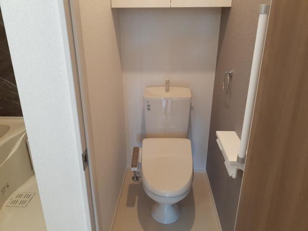 トイレ　温水シャワー付きトイレです