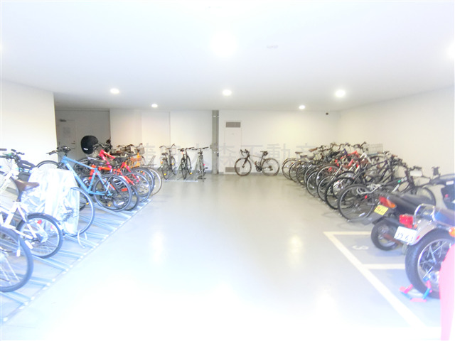 その他共有部分　屋根付き駐輪場　バイク置き場　空き状況等詳細はお問合せ下さい