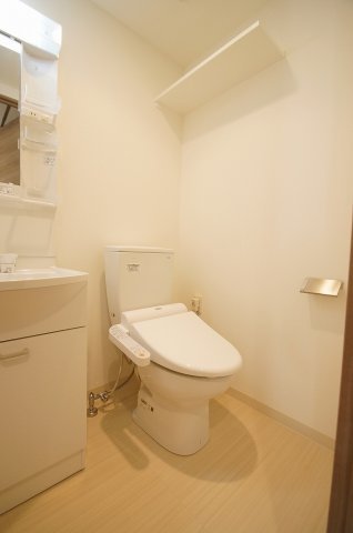 トイレ　落ち着いた色調のトイレです