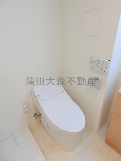 トイレ　温水洗浄便座付きタンクレストイレ