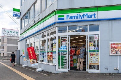 コンビニ　ファミリーマート月寒中央店（コンビニ）まで83m