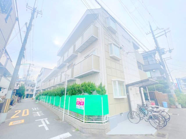 建物外観　落ち着いた色合いの綺麗なマンションです。
