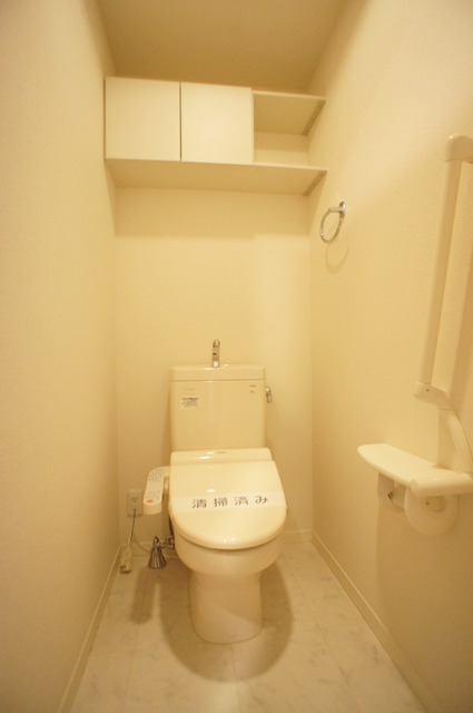 トイレ　清潔感のある洗浄便座付トイレです☆