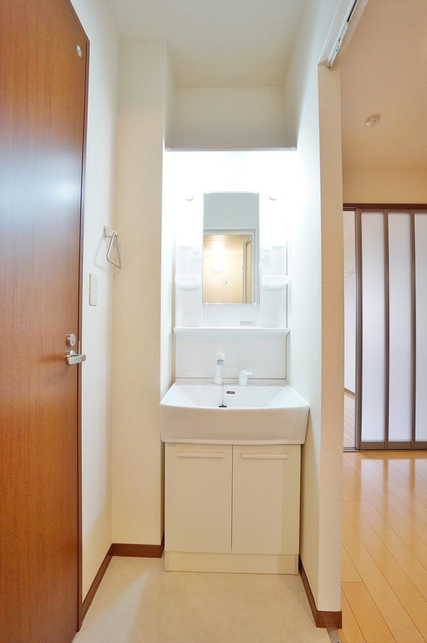 洗面設備　シャワー付洗面台で、朝の準備もらくらく！