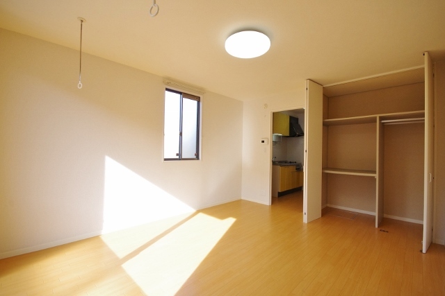 その他部屋・スペース　天井が高いので日の光がたくさん入りお部屋が明るいです♪